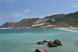 Image by http://www.alotrip.com/vietnam-news-travel-blog/binh-ba-island-precious-pearl-cam-ranh-bay